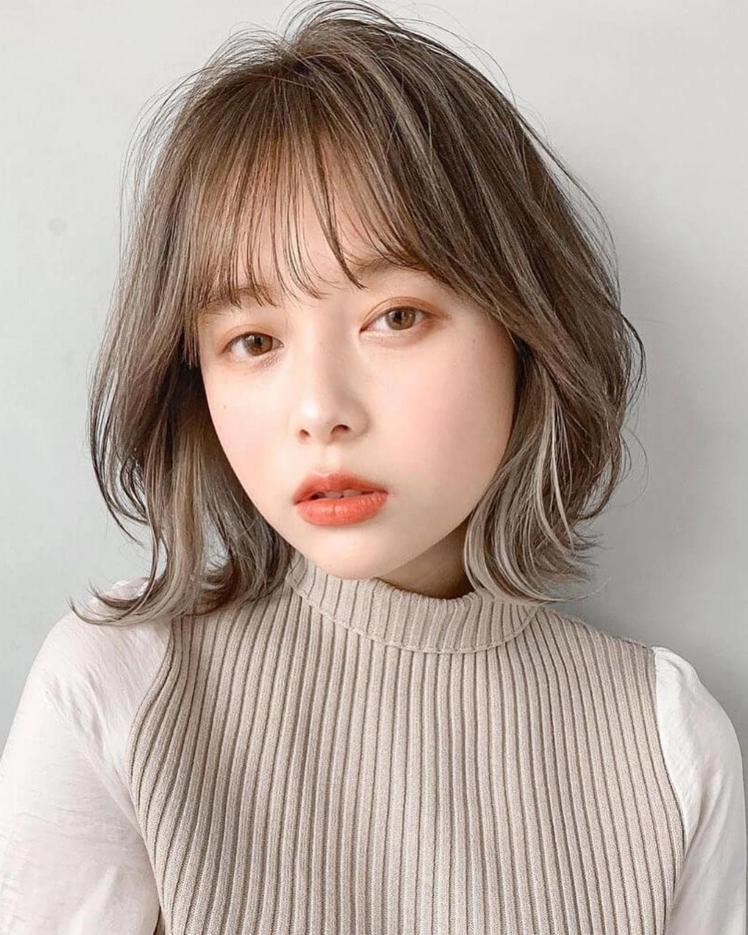 2025 秋冬髮色推薦：奶灰棕（Creamy Ash Brown）