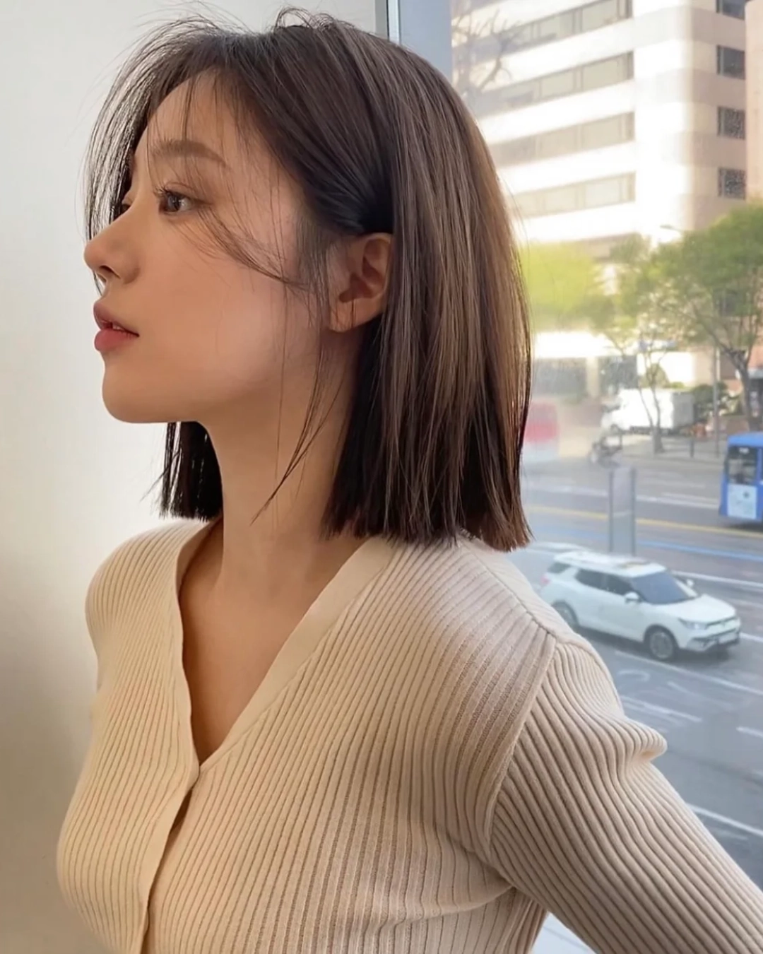 法式切線女生短中髮髮型 — 知性俐落代表